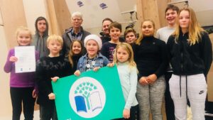 Grænfáninn er viðurkenning til skóla sem hafa unnið að umhverfismálum og menntun til sjálfbærni. Á myndinni má sjá umhverfisnefd Hvolsskóla og Jón Stefánsson kennara, landvernd.is