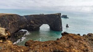 Dyrhólaey. Gatklettur sem gengur út í hafið. landvernd.is