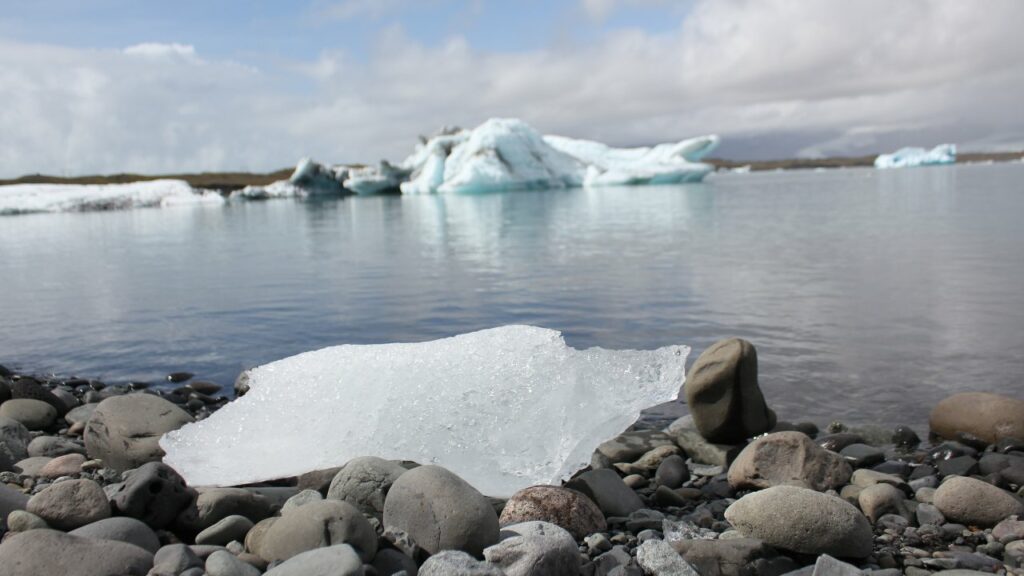 Klaki við jökullón, loftslagsbreytingar hafa bein áhrif á líf okkar. landvernd.is