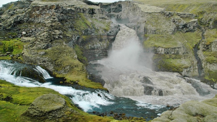 Djúpá er jökulá sem geymir mikla náttúrufegurð og fossaraðir.