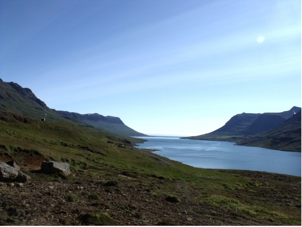 Mynd 8: Í þessum þrönga og fallega firði, Seyðisfirði, er ekki pláss fyrir mengandi sjókvíaeldi að áliti meirihluta íbúa og vegna reynslu af umhverfisáhrifum greinarinnar. Mynd: Sigurjón Bjarnason