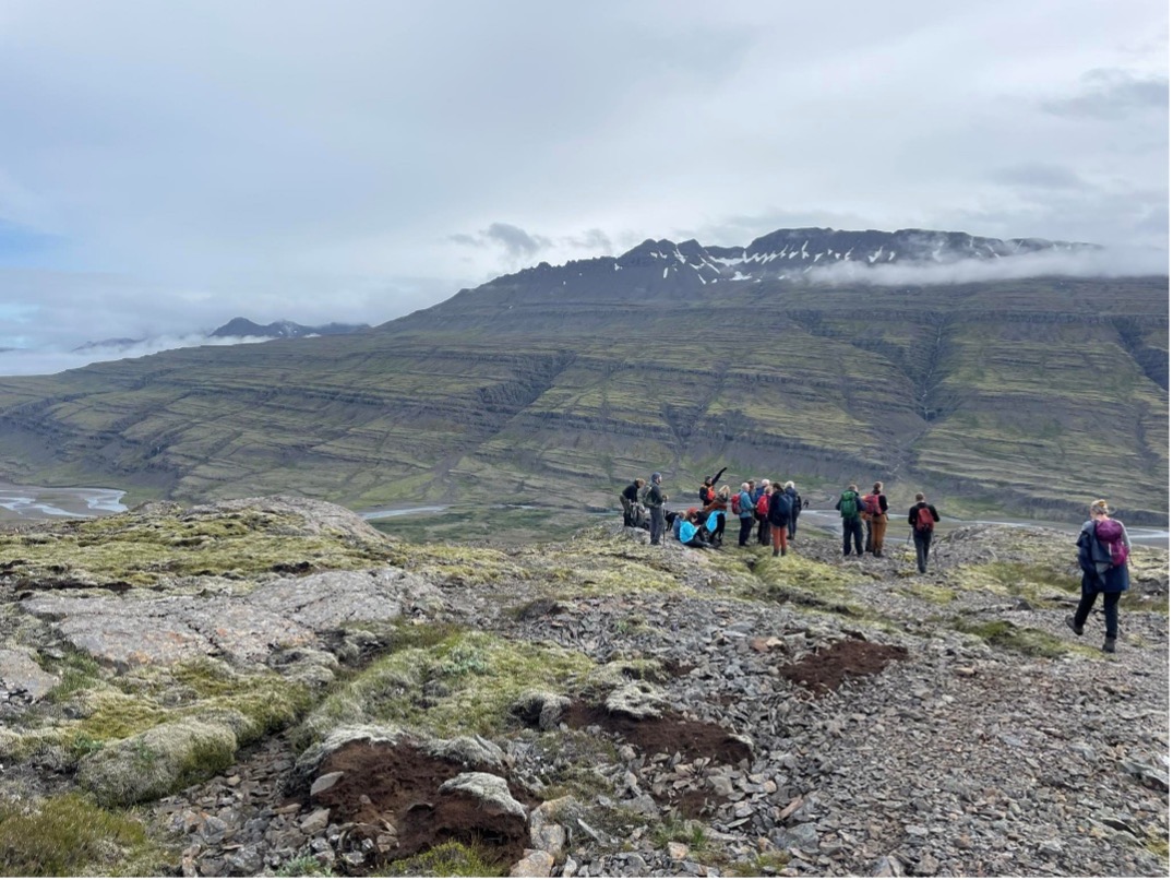 Mynd 9: Í ágúst 2024 efndi NAUST til gönguferðar um Hamarsdalinn í minningu Skarphéðins G. Þórissonar. Þetta svæði var í miklu uppáhaldi hjá Skarphéðni og er einstaklega fallegt og mikil upplifun og ævintýri að ganga þar. Þó að verkefnastjórn Rammaáætlunar hefur lagt til að svæðið fari í verndarflokk láta sumir sig ennþá dreyma um virkjanaframkvæmdir þar. 