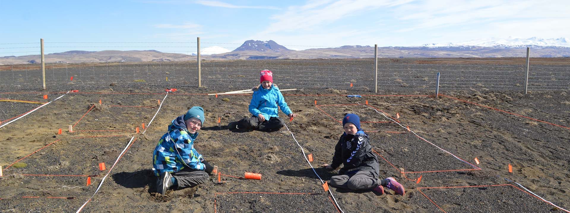 Vistheimt-med-skolum-sida Vistheimt bætir landgæði, gróður, jarðveg og eykur líffræðilegra fjölbreytni og er mikilvæg aðgerð til þess að endurheimta illa farin vistkerfi. Vistheimt með skólum er verkefni Landverndar, landvernd.is